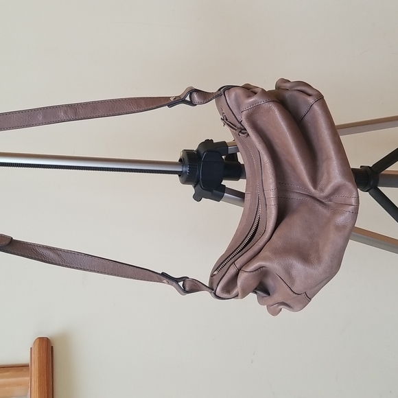 Banana Republic 100% Cow Leather Shoulder Crossbody Bag. - Picture 4 of 7